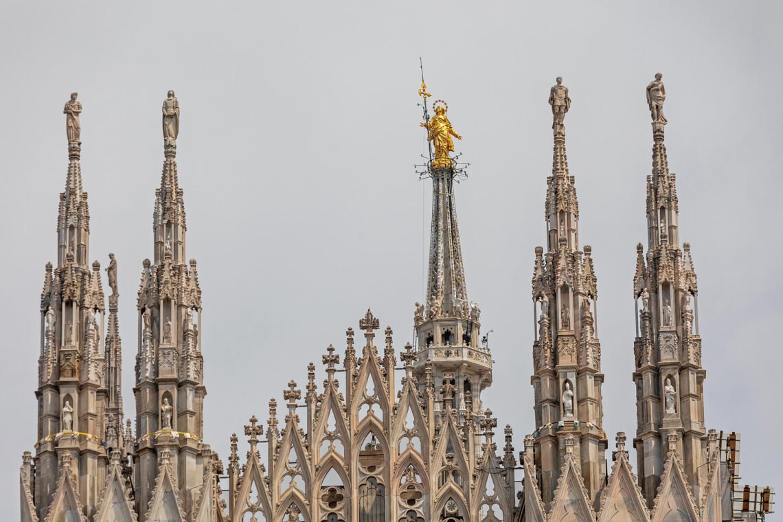 A Madonnina do duomo de Milão.