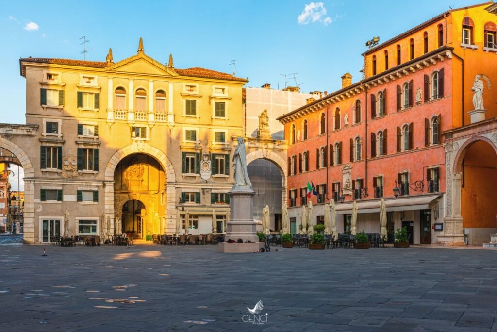 Piazza dei Signori, no centro histórico de Verona, com a estátua de Dante Alighieri.