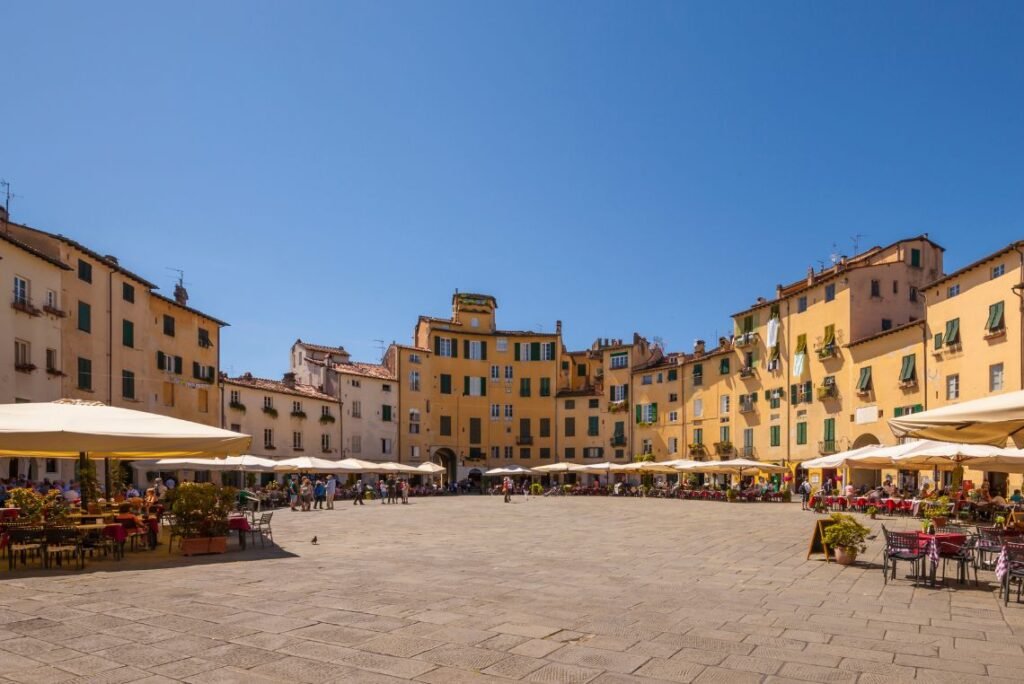Lucca, Piazza dell’Anfiteatro - Cidades da Toscana.