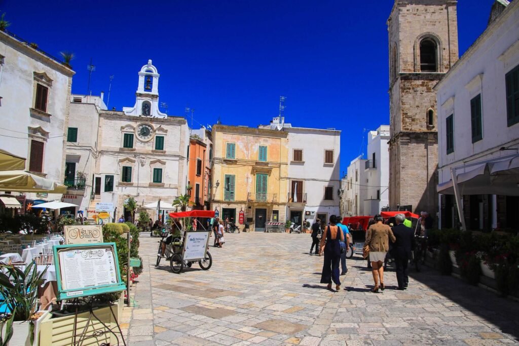 Rua em Polignano a Mare - Puglia, Sul da Itália.