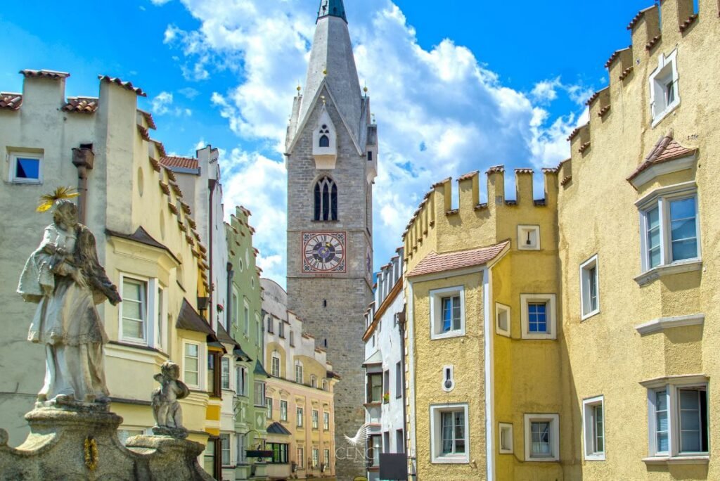 Bressanone no Tirol do Sul, norte da Itália. A Torre Branca, no centro, na igreja paroquial