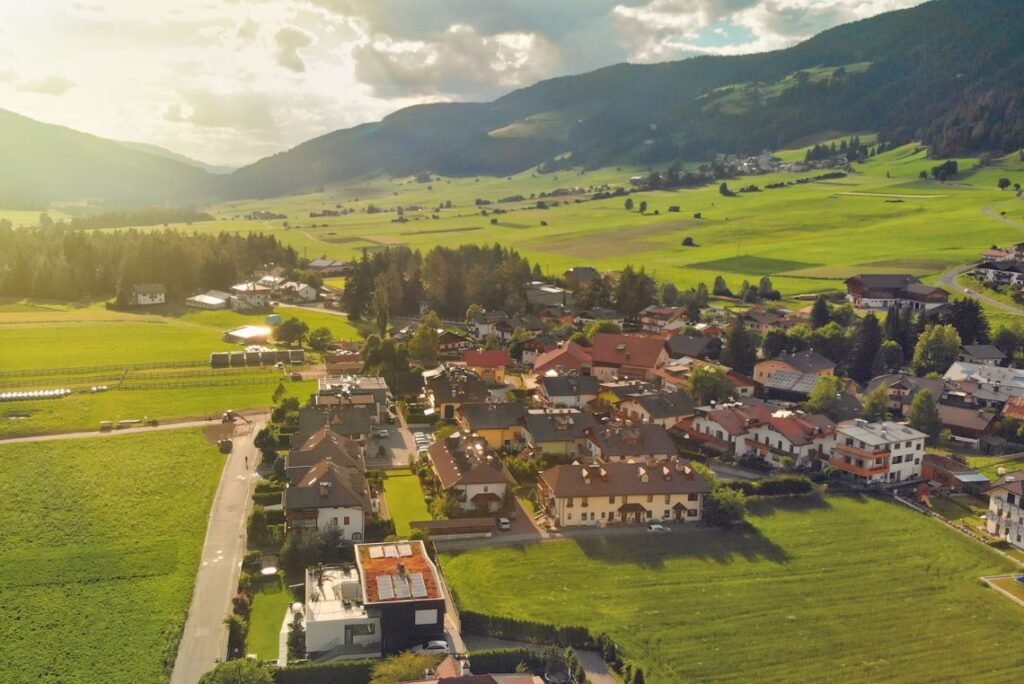 Dobbiaco, norte da Itália - vista aérea.