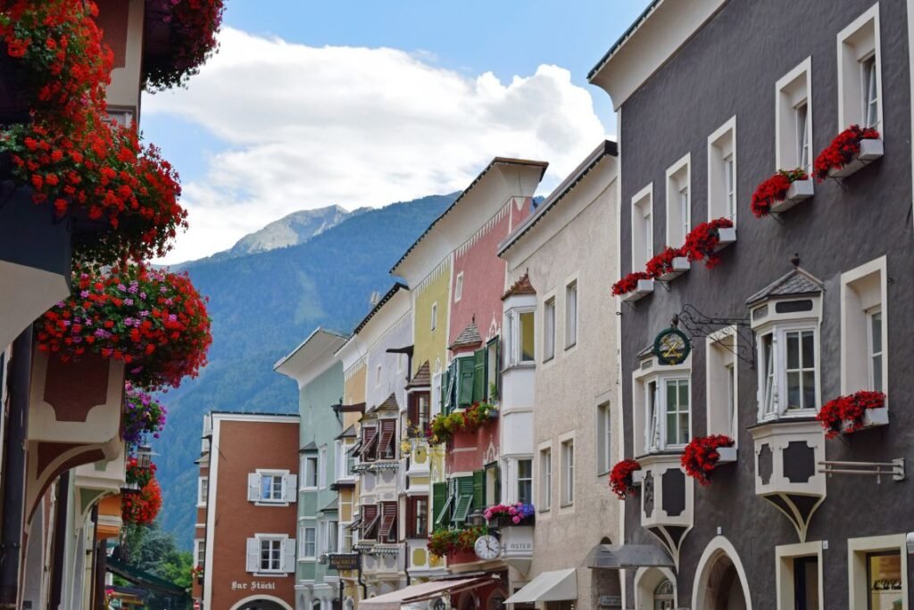 Vipiteno, norte da Itália. Casas coloridas no centro da cidade (Tirol do Sul)