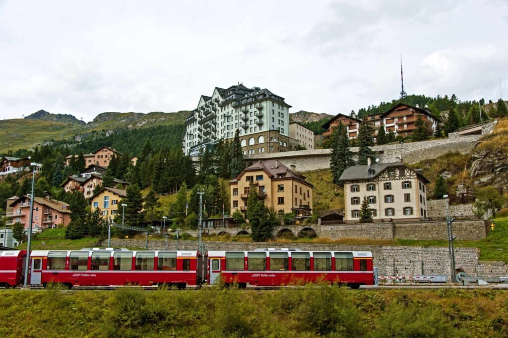 Trem Bernina Express chegando a Saint Moritz - Suíça