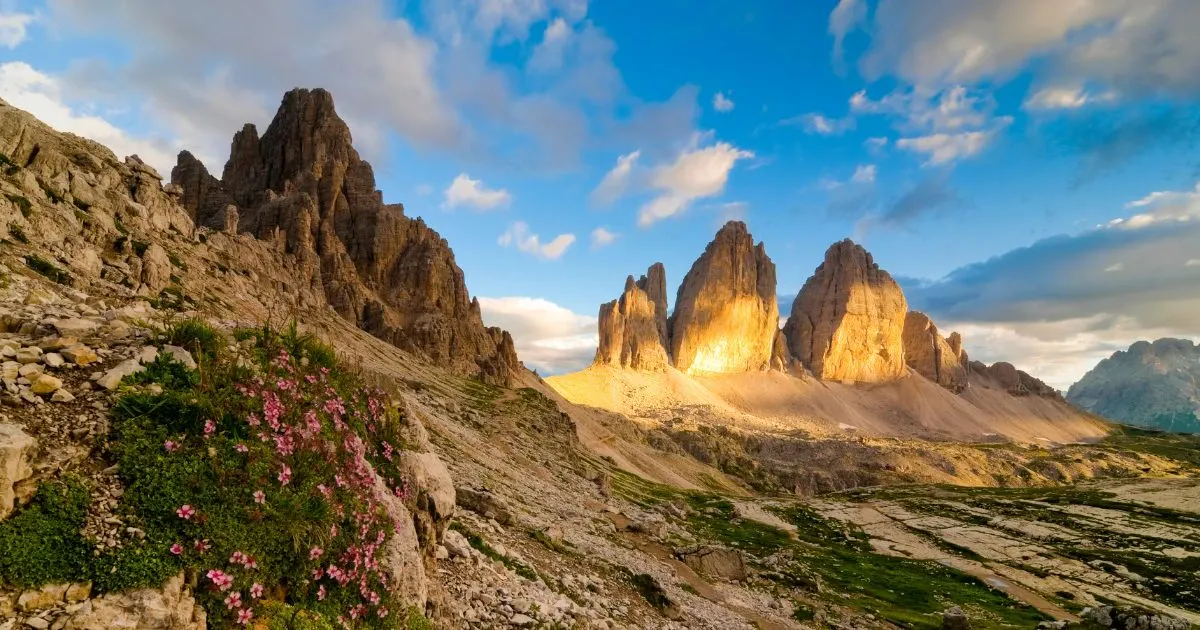 Alpes e Dolomitas no norte da Itália com as Tre Cime di Lavaredo ao entardecer