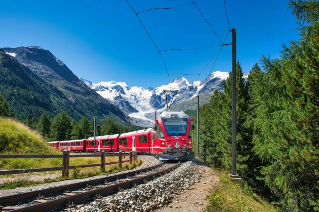 Bernina Express nos Alpes com glaciares ao fundo
