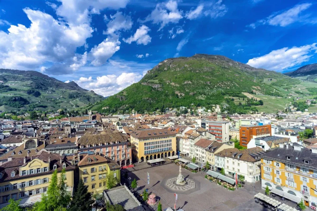 Vista aérea da Piazza Walther em Bolzano no Alto Adige
