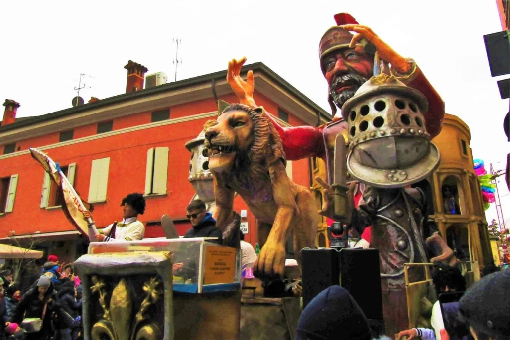Carnaval na Itália em Cento com carro alegórico durante desfile