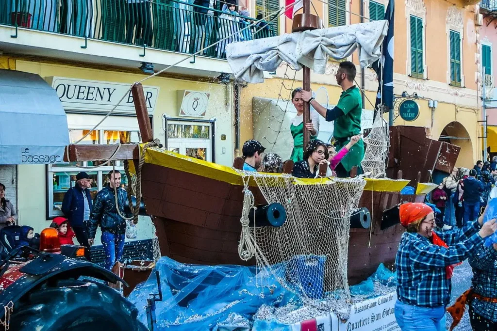 Carnaval na Itália em Loano com desfile temático pelas ruas da cidade