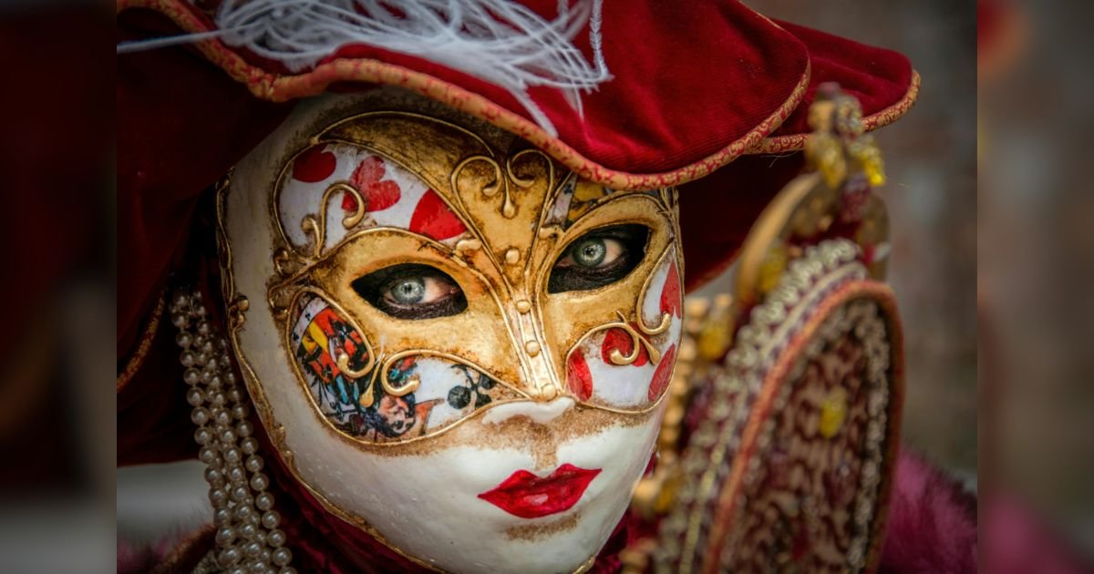 Carnaval na Itália com máscara veneziana tradicional