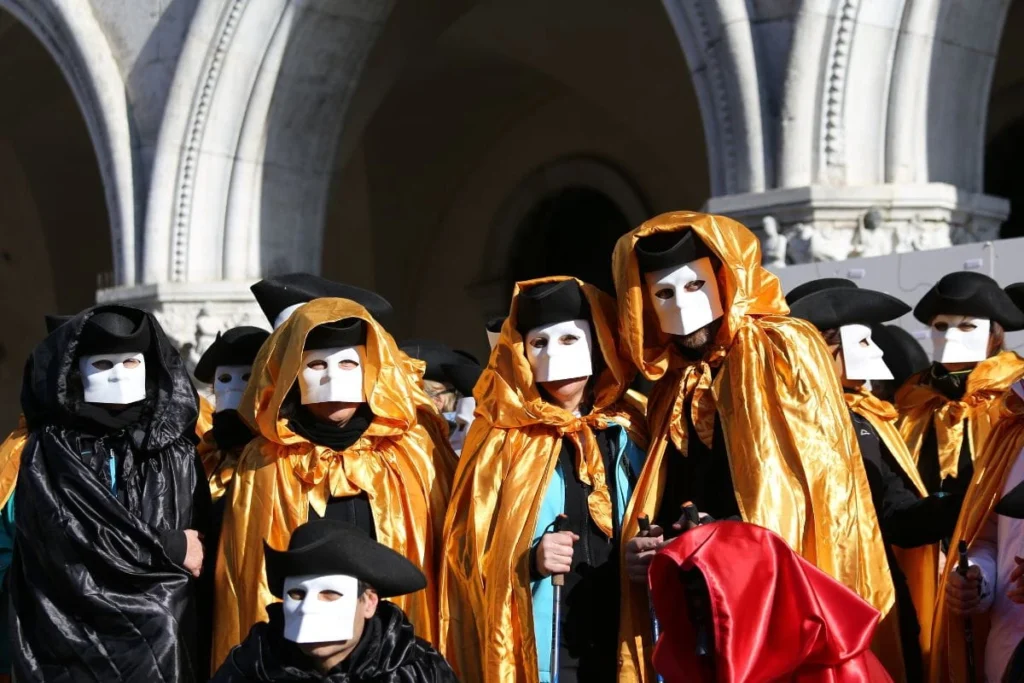 Carnaval na Itália em Veneza com traje tradicional Bauta veneziana