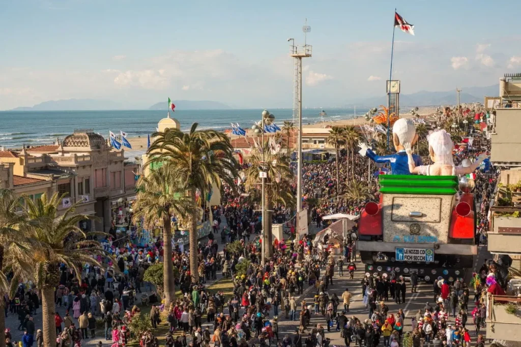 Carnaval na Itália em Viareggio com carro alegórico monumental durante desfile