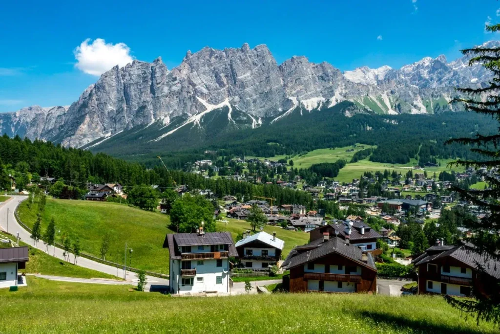 Cortina d’Ampezzo cercada pelas Dolomitas