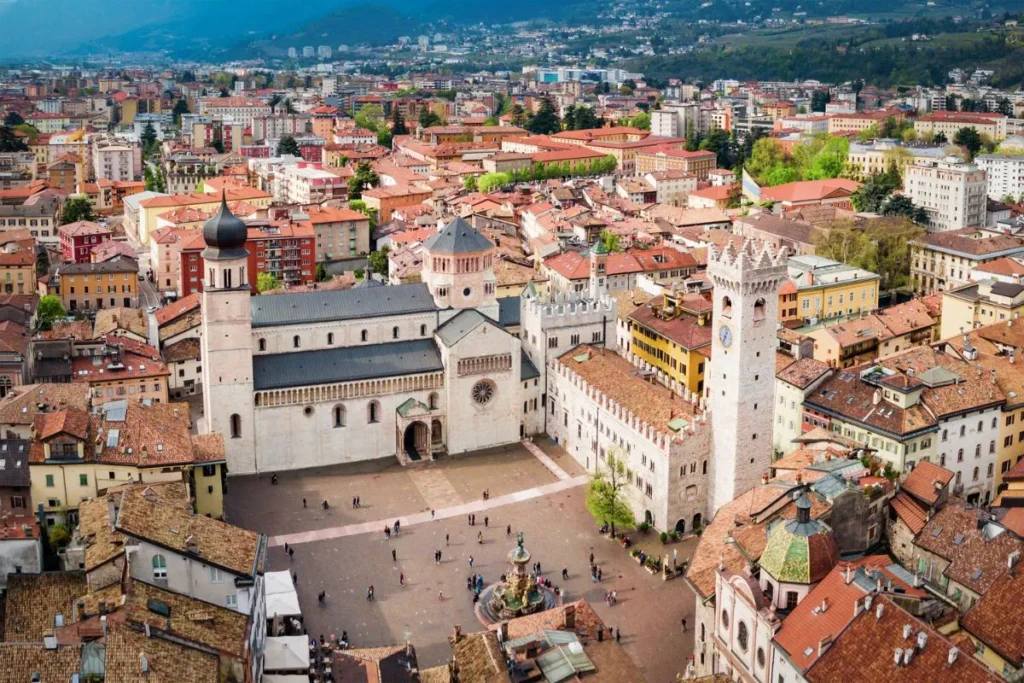 Vista aérea do Duomo di Trento no centro histórico de Trento