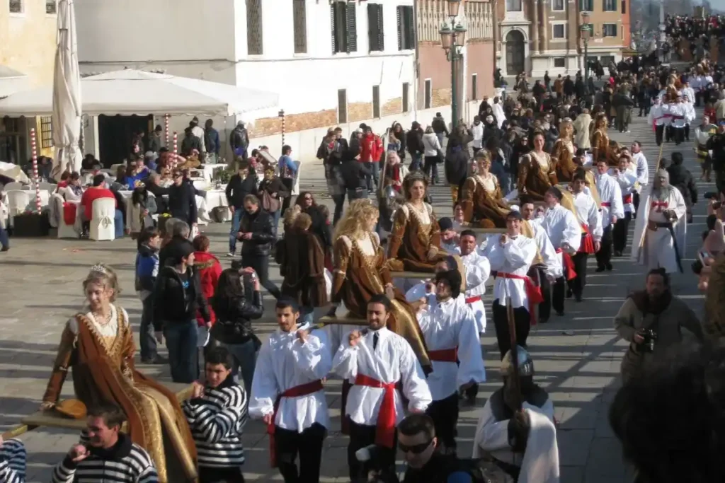 Procissão da Festa delle Marie durante o Carnaval de Veneza na Piazza San Marco
