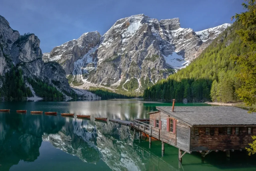 Lago de Braies nas Dolomitas com águas de origem glacial