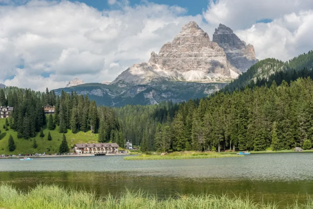 Lago de Misurina com montanhas dolomíticas ao fundo no norte da Itália