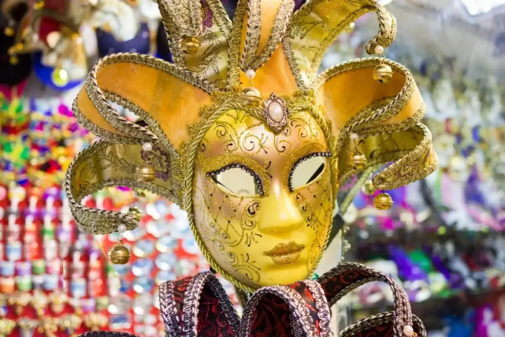 Máscara artesanal tradicional do Carnaval de Veneza produzida por artesãos venezianos
