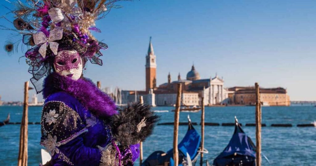 Máscara veneziana do Carnaval de Veneza com a laguna e a igreja Il Redentore ao fundo