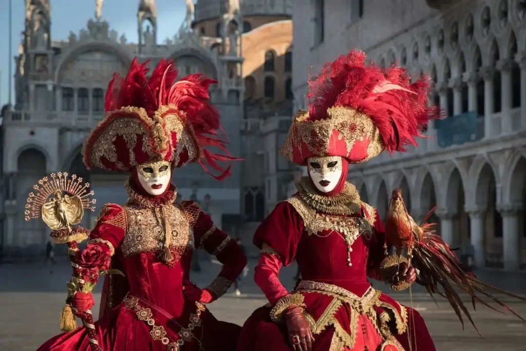 Trajes históricos com máscaras tradicionais do Carnaval de Veneza na Piazza San Marco