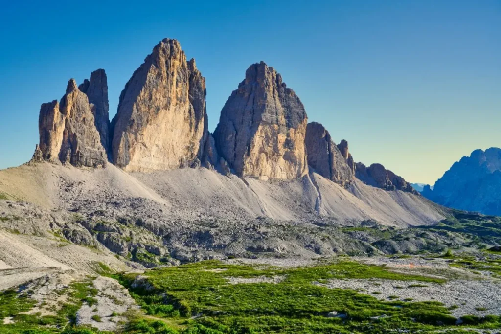 Tre Cime di Lavaredo com formações rochosas dolomíticas nos Alpes italianos