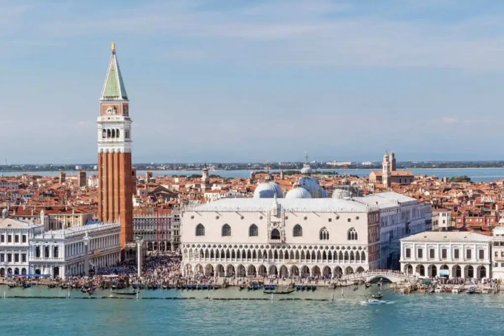Vista panorâmica de Veneza com Campanário de São Marcos, Piazza San Marco e Palazzo Ducale