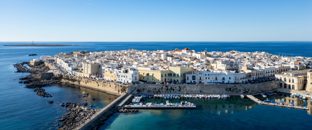 Vista panorâmica do centro histórico de Gallipoli, cidade costeira da Puglia, no sul da Itália
