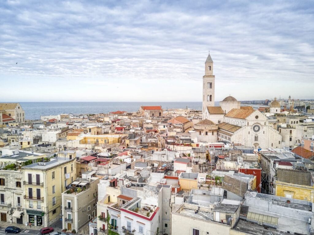 Vista panorâmica do centro histórico de Bari, na região da Puglia, com o Mar Adriático ao fundo.