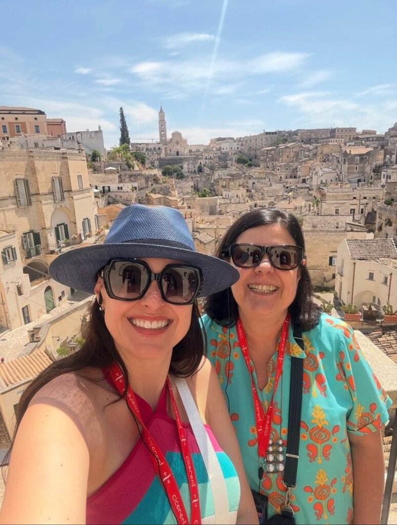 Duas viajantes em uma cidade histórica