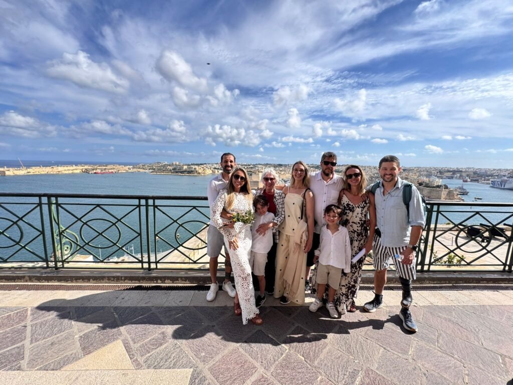 Grupo de viajantes reunido em um mirante