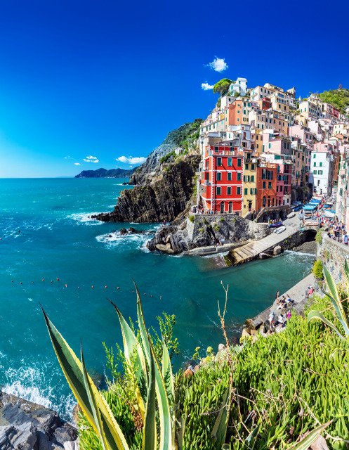 Casas coloridas em uma encosta junto ao mar
