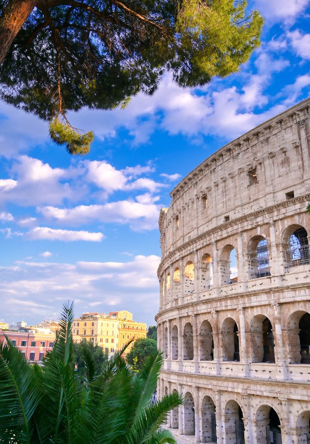 Vista do Coliseu em Roma sob céu azul