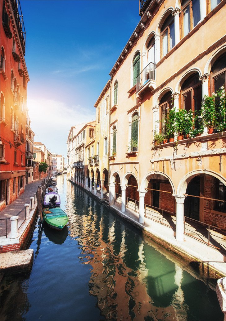 Canal de Veneza entre edifícios históricos