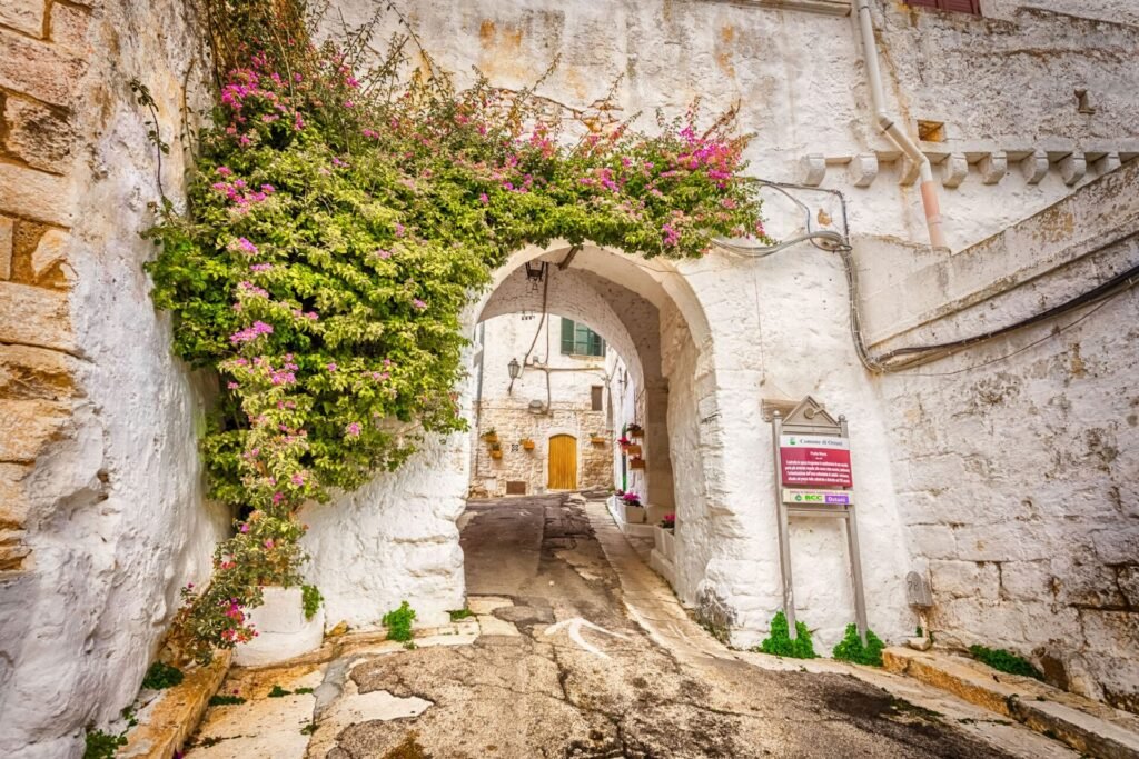 Uma das tantas charmosas vielas de Ostuni, Sul da Itália.